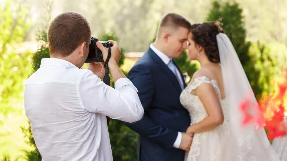 Le photographe de mariage : Comment choisir le professionnel qui racontera votre histoire